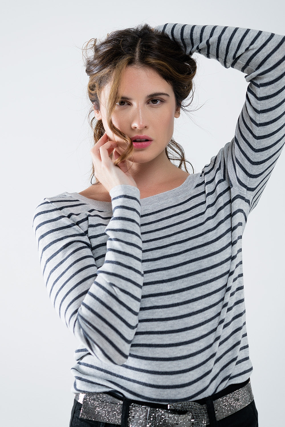 Camisola de malha fina às riscas cinzentas com gola redonda