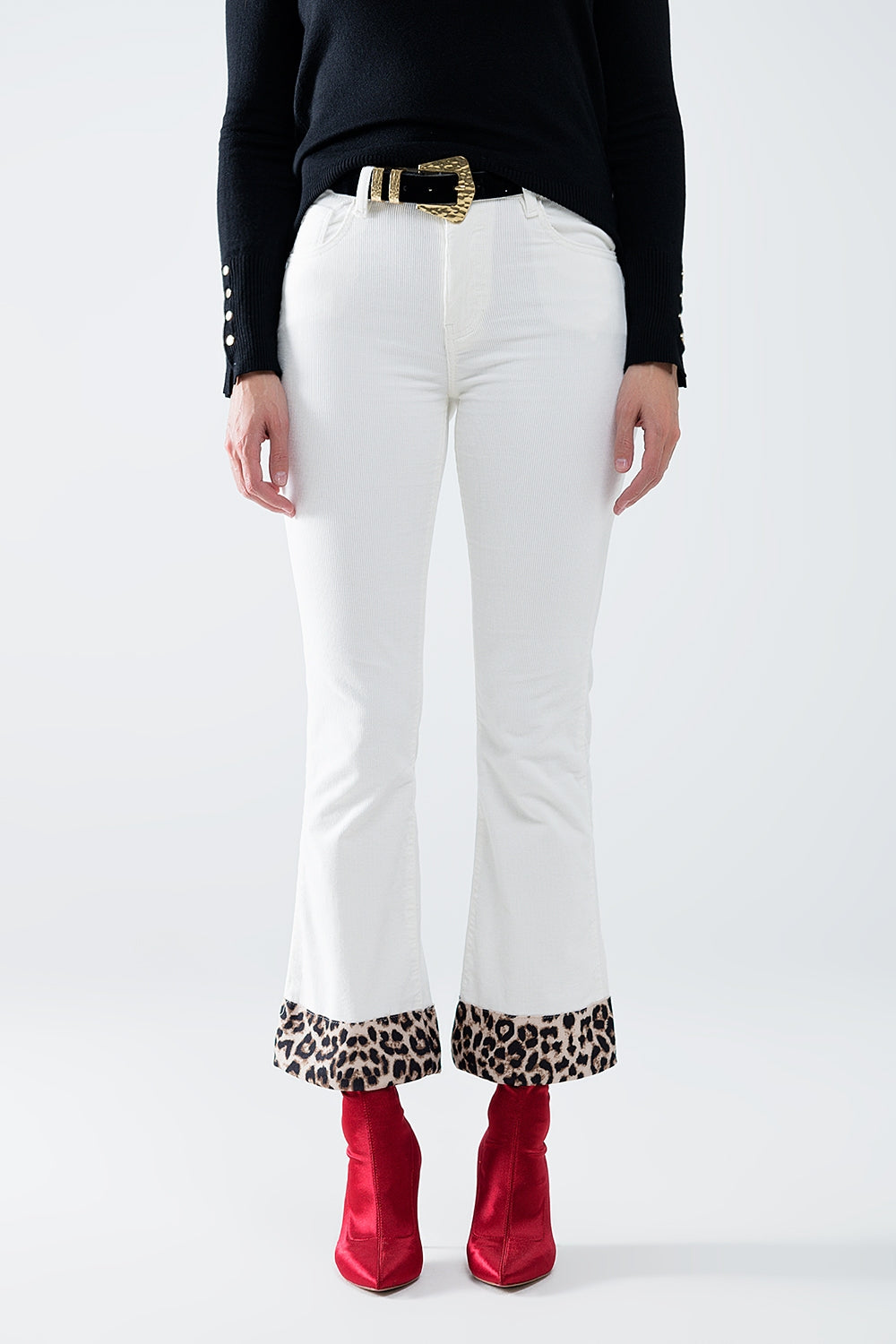 Calças largas de bombazina creme com estampado de leopardo na parte inferior