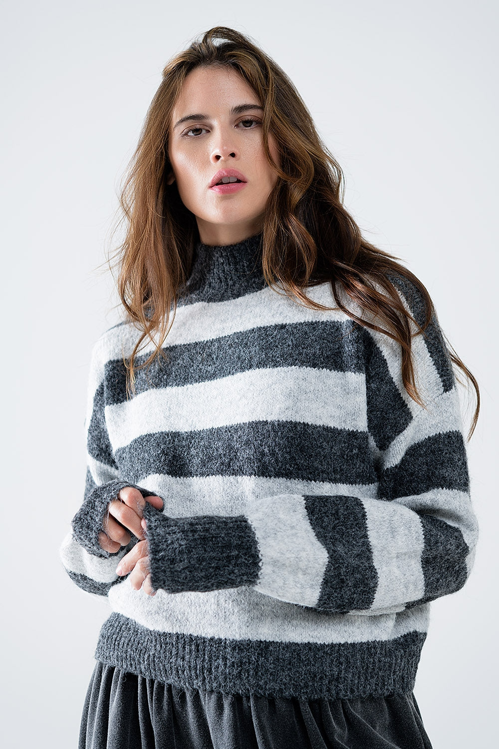 camisola de gola alta às riscas cinzentas