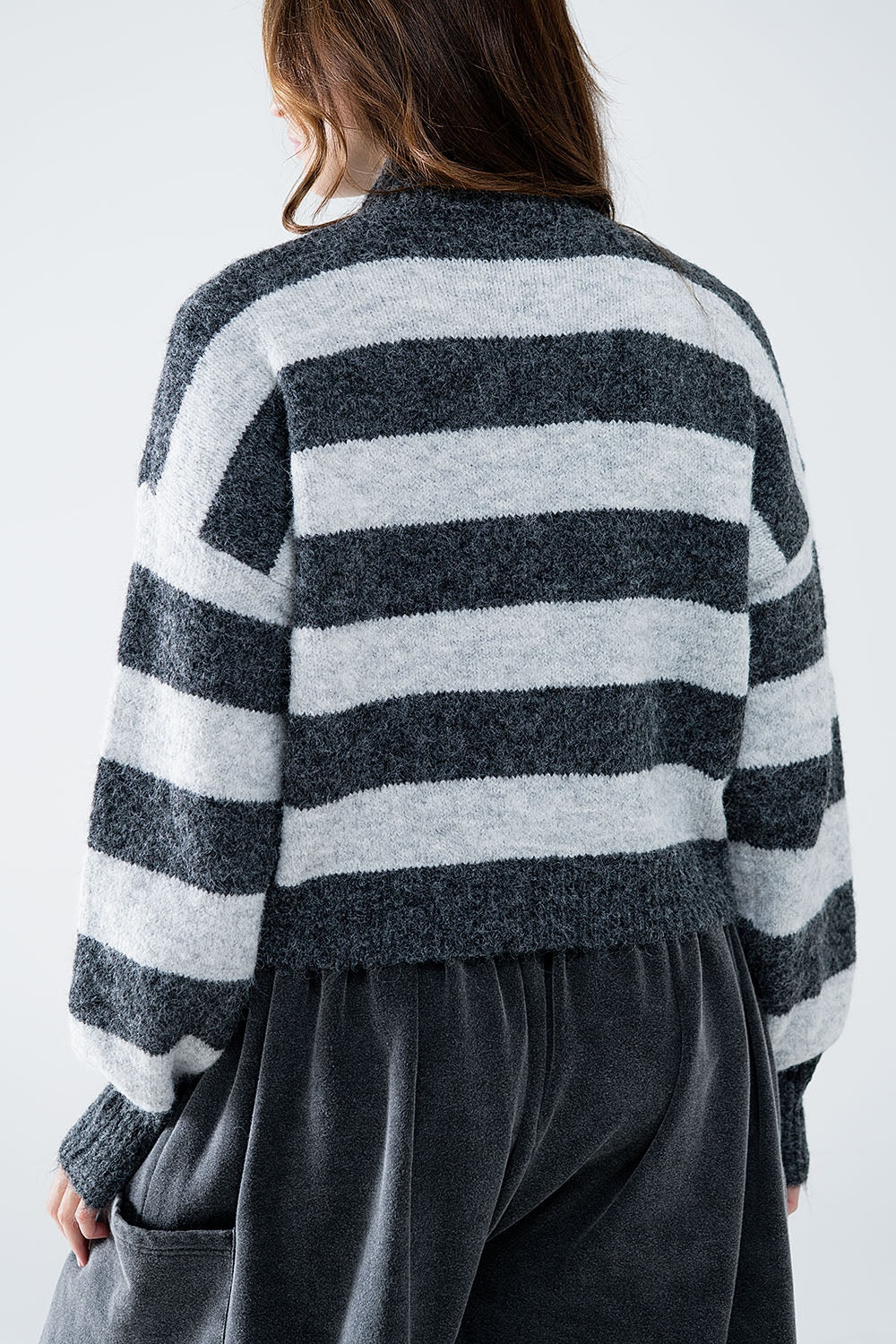 camisola de gola alta às riscas cinzentas