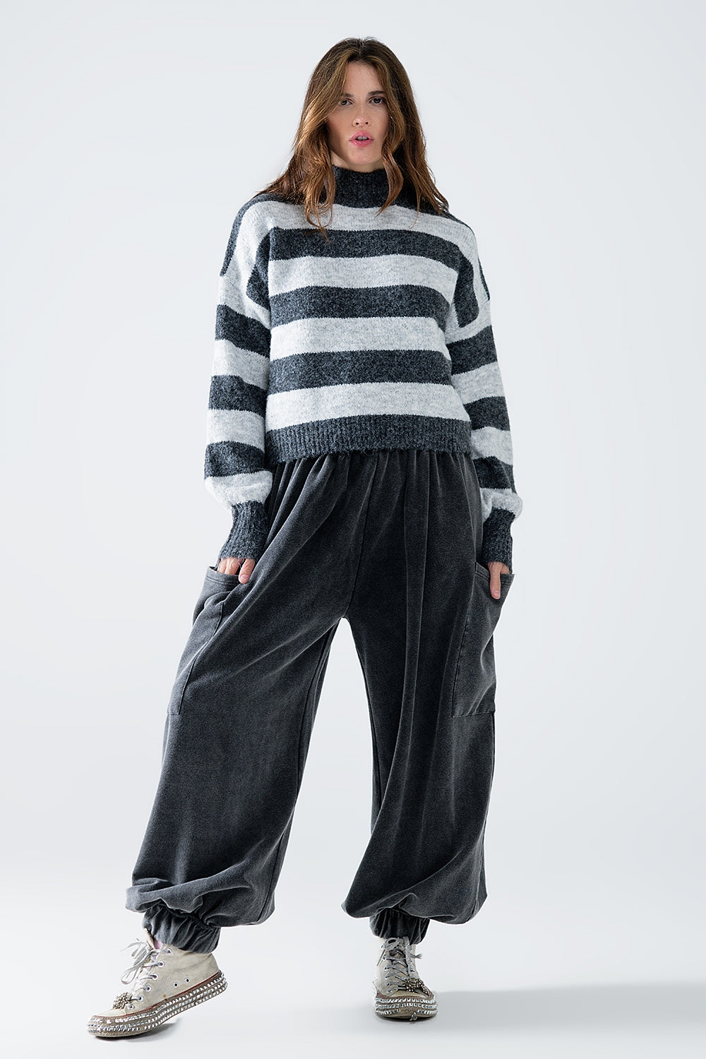 camisola de gola alta às riscas cinzentas