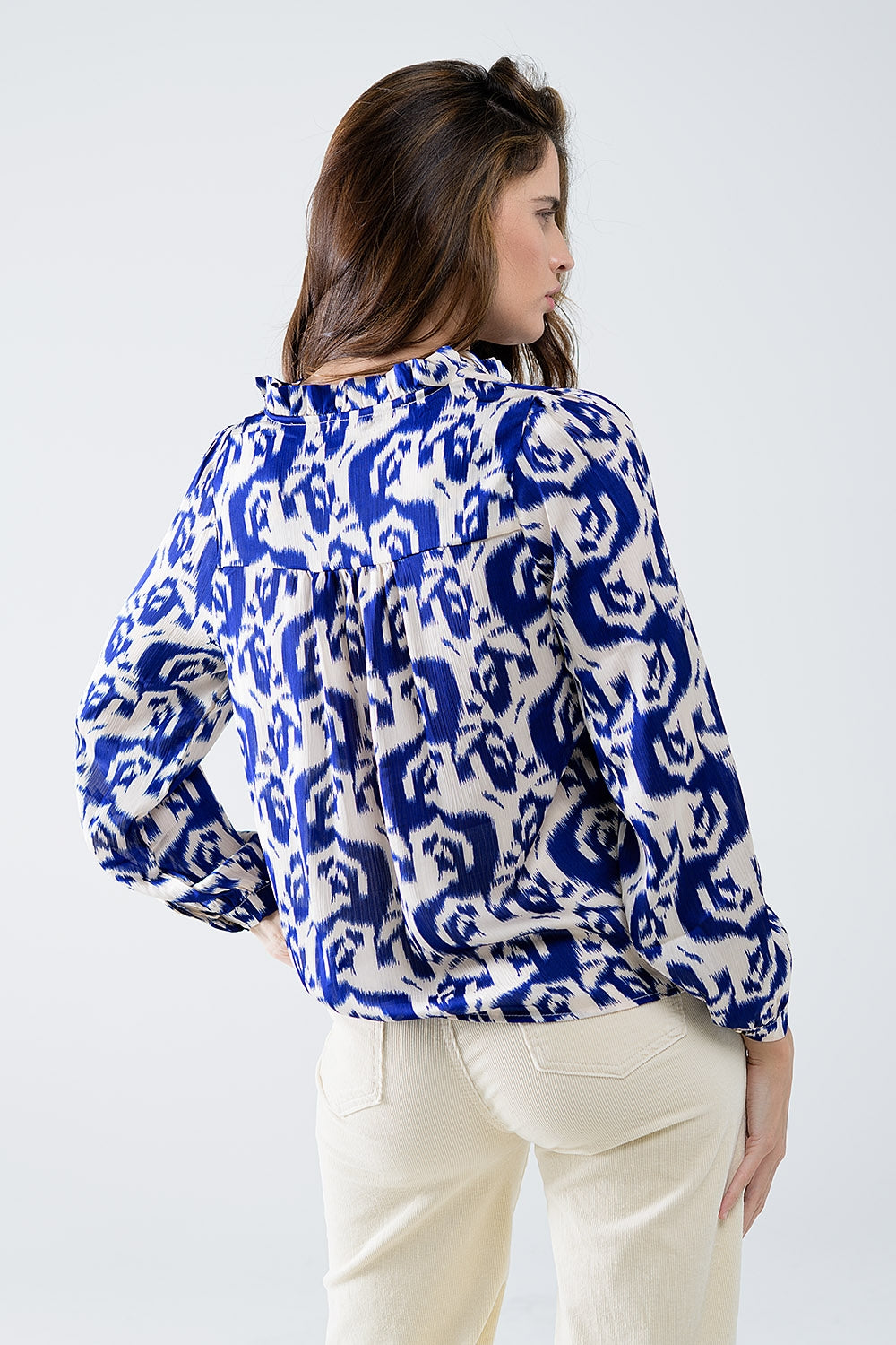 Blusa de manga balão com estampado abstrato em azul-marinho e branco