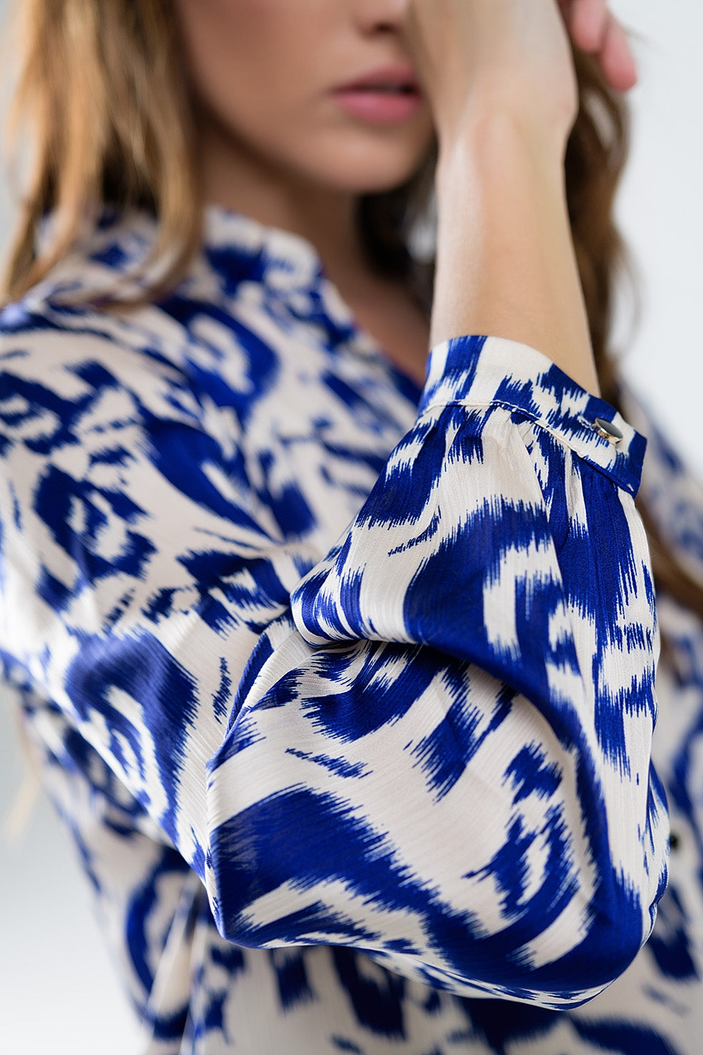 Blusa de manga balão com estampado abstrato em azul-marinho e branco