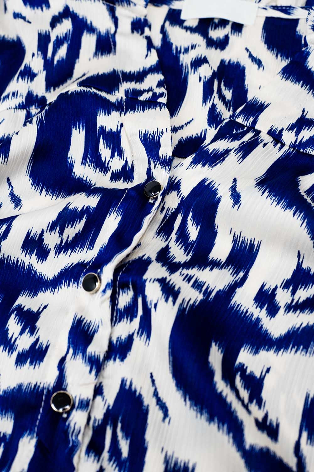 Blusa de manga balão com estampado abstrato em azul-marinho e branco
