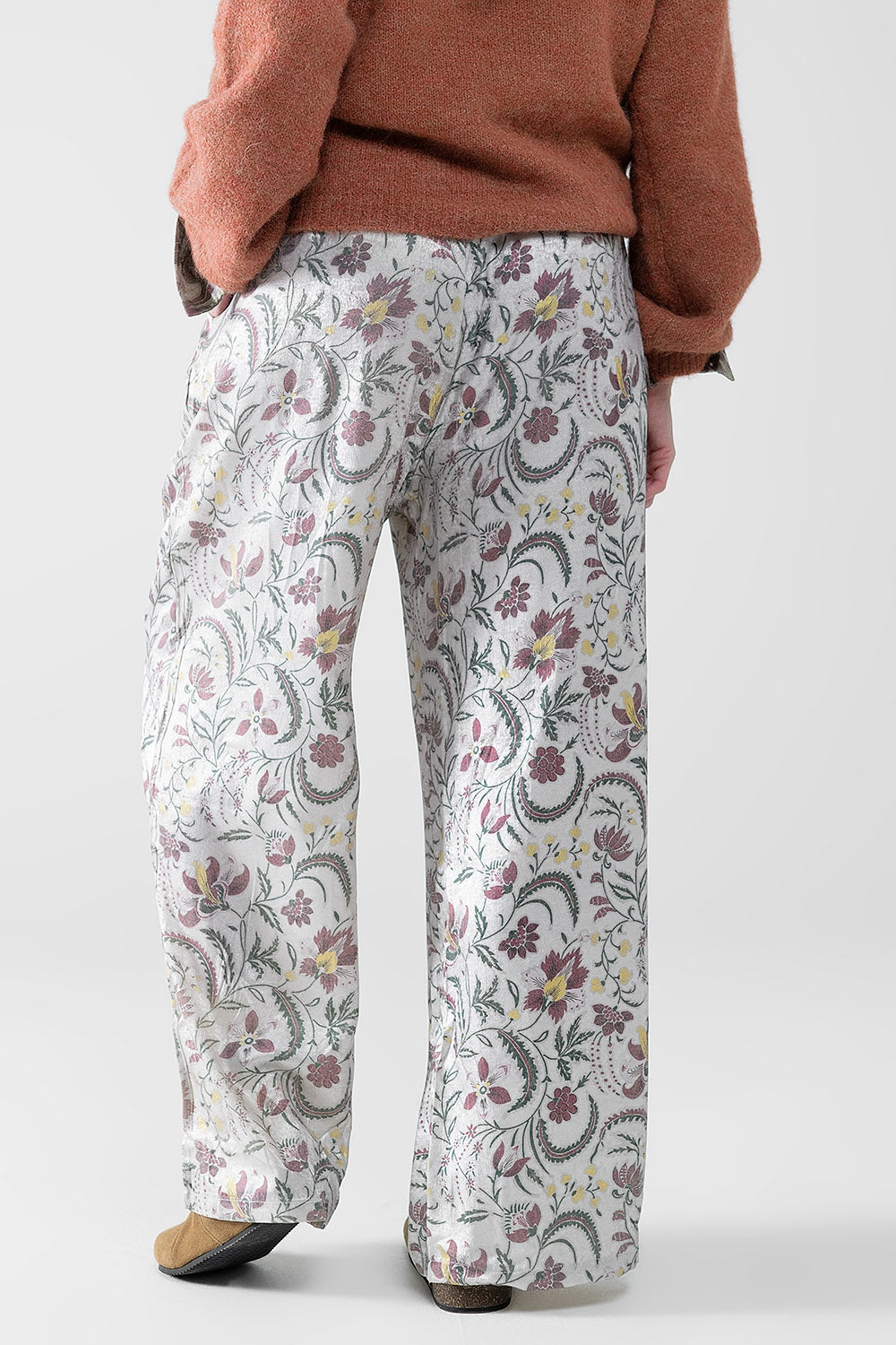 calças de cetim cinzentas com estampado de flores