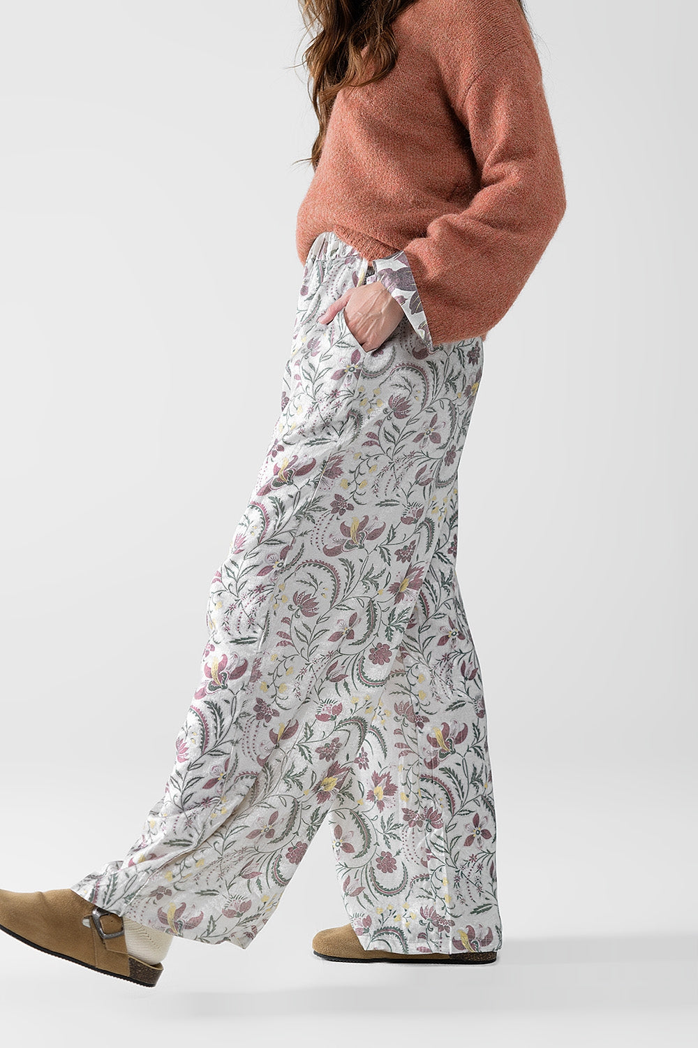 calças de cetim cinzentas com estampado de flores