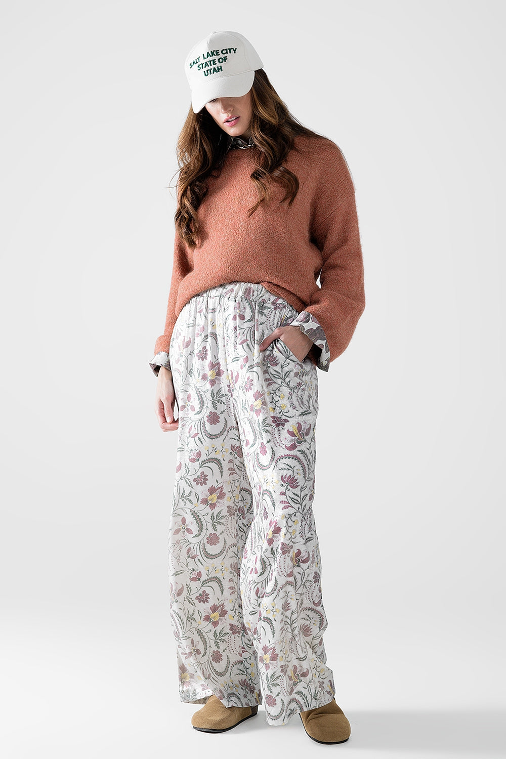 calças de cetim cinzentas com estampado de flores