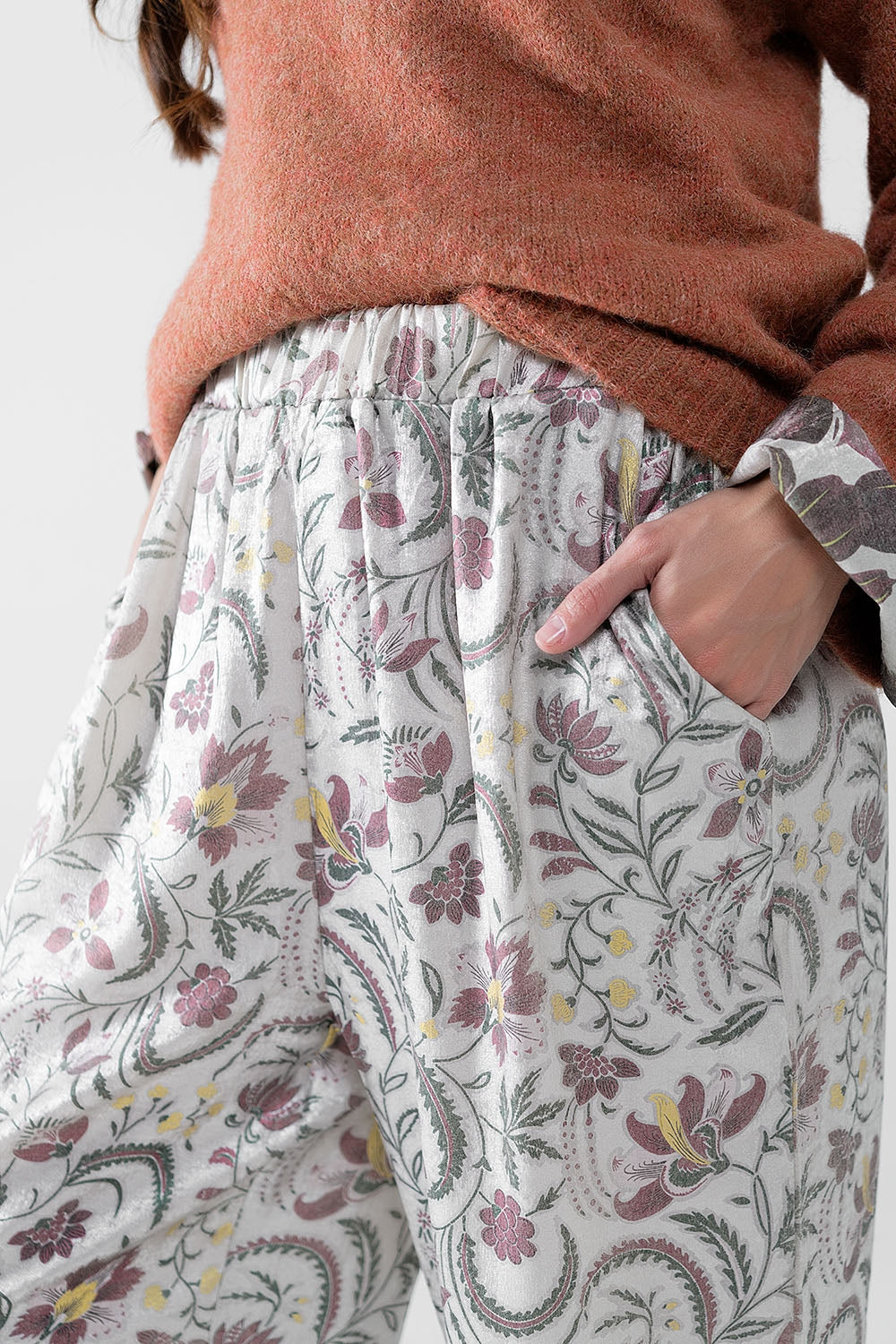 calças de cetim cinzentas com estampado de flores