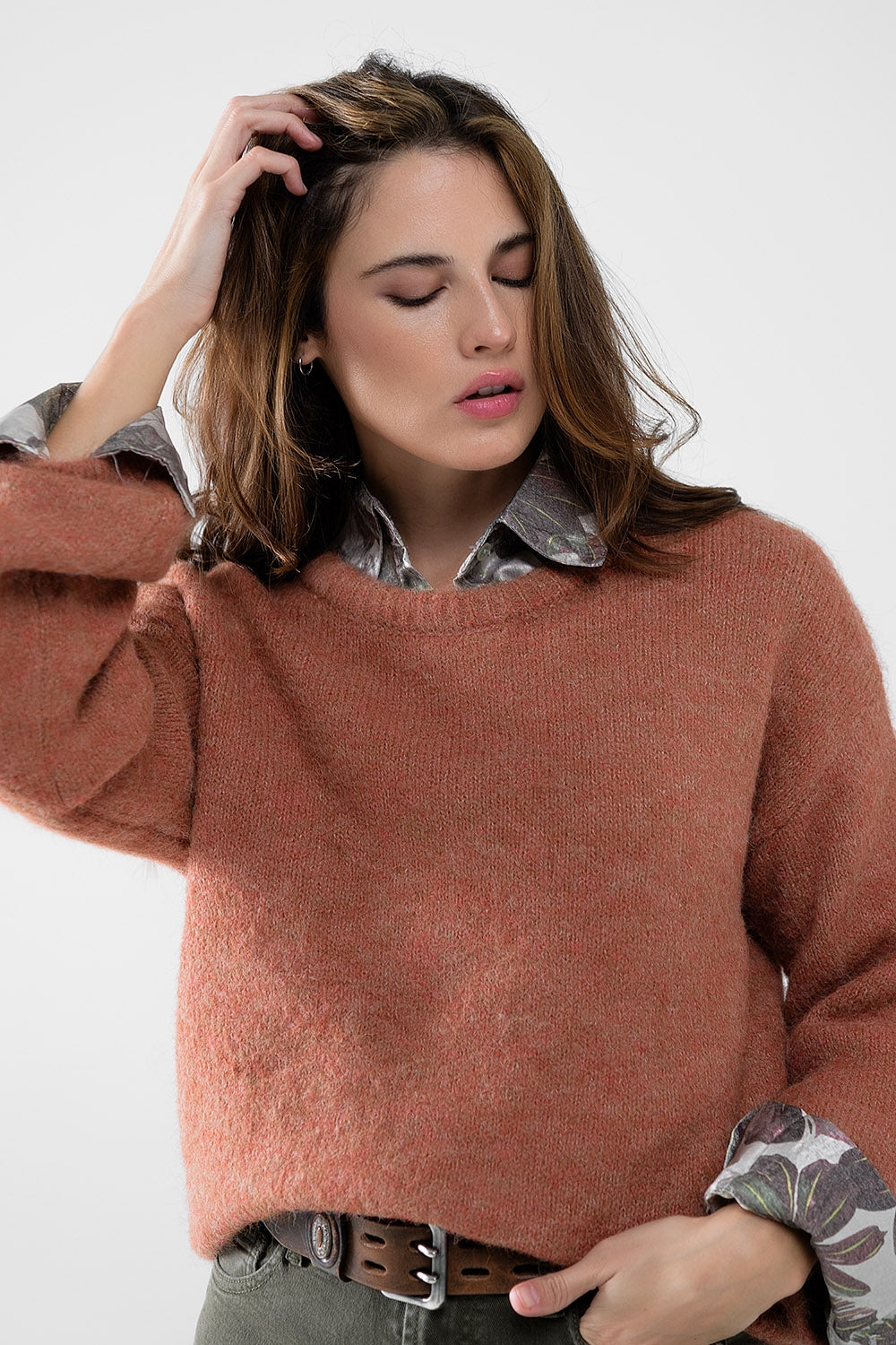 Camisola aconchegante com mangas bufantes em camelo