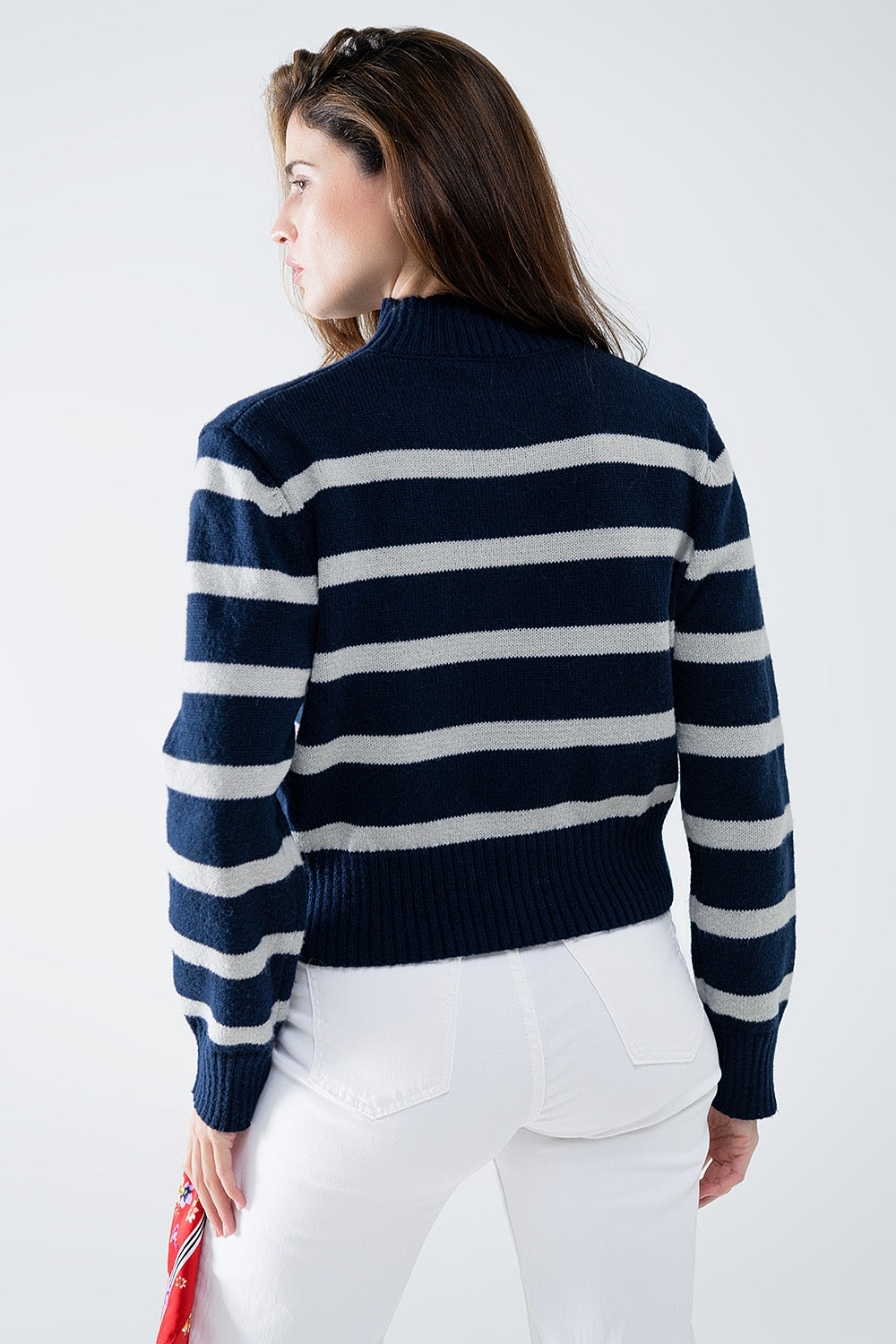 Camisola listrado de gola alta em azul marinho e cinza