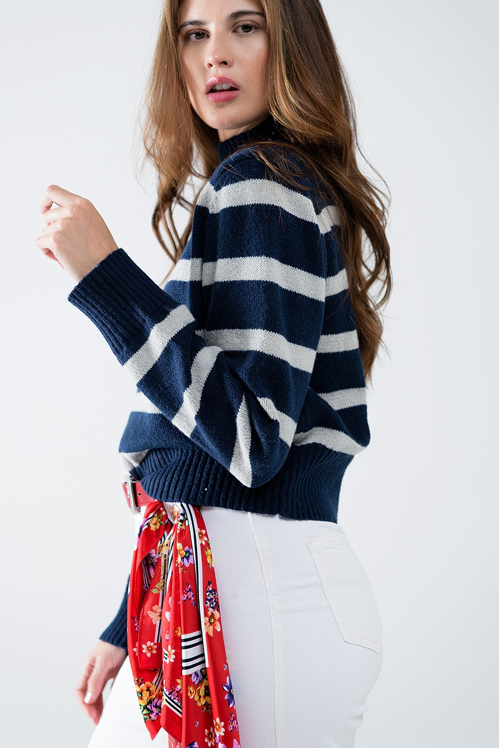 Camisola listrado de gola alta em azul marinho e cinza