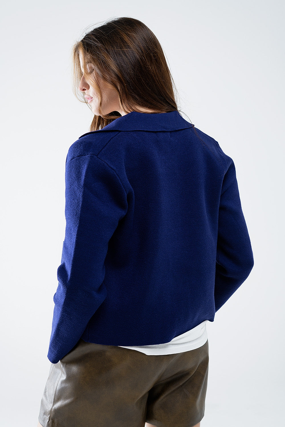 Cardigan de malha macia em azul tinta com bolsos frontais