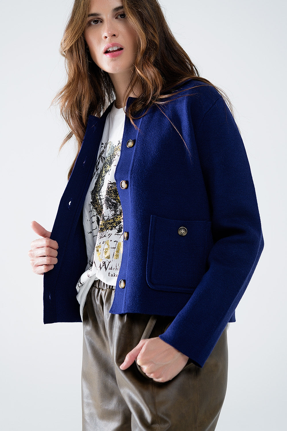 Cardigan de malha macia em azul tinta com bolsos frontais