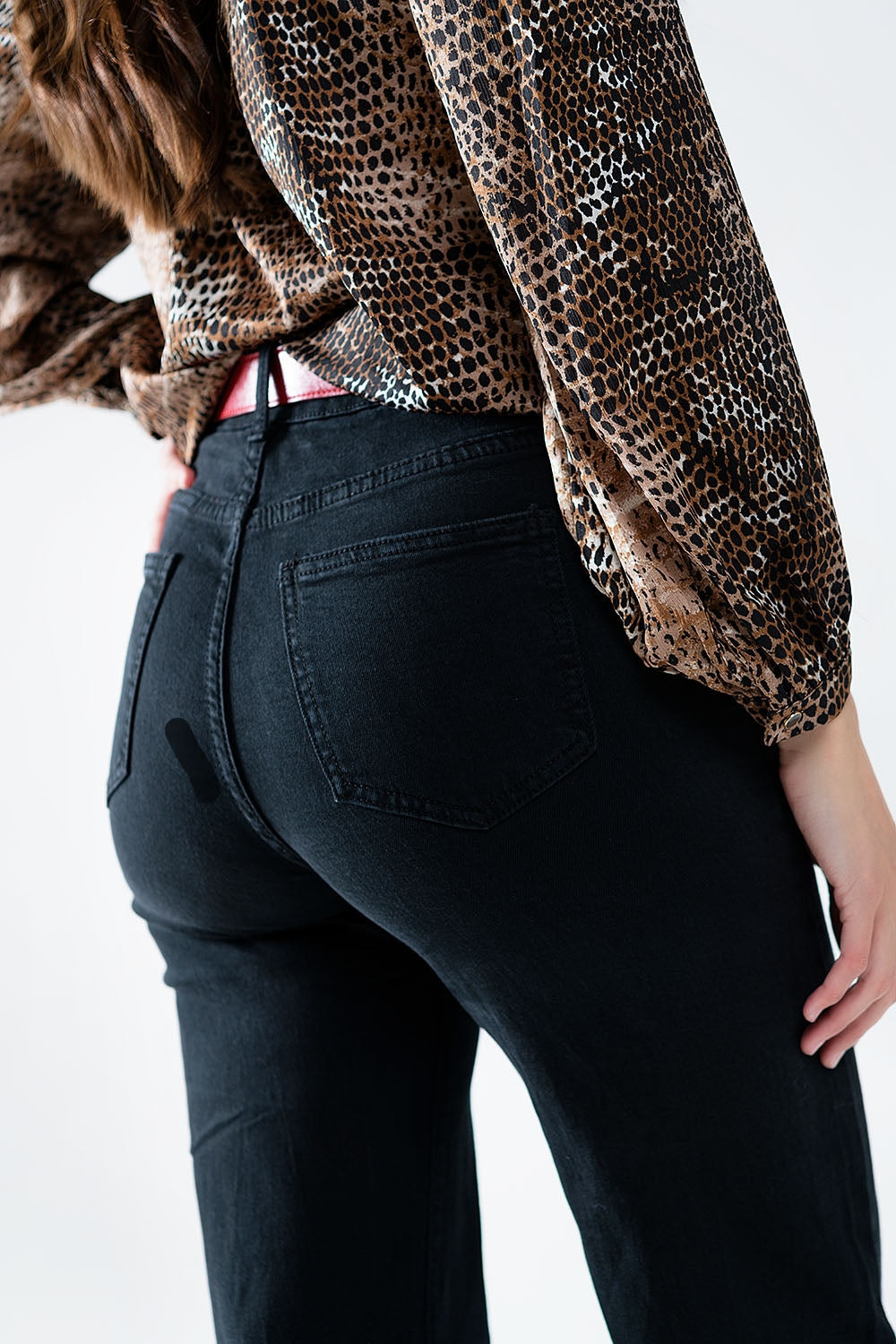 Jeans reto com botões dourados na lateral em preto