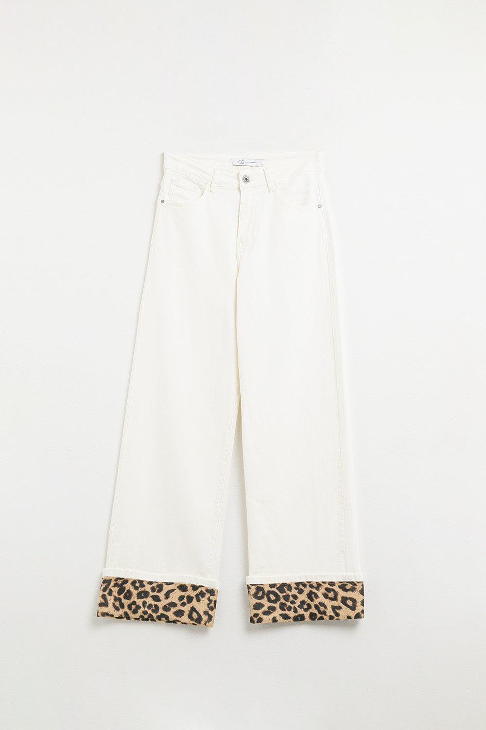 Calças largas em creme com estampado de leopardo na parte inferior