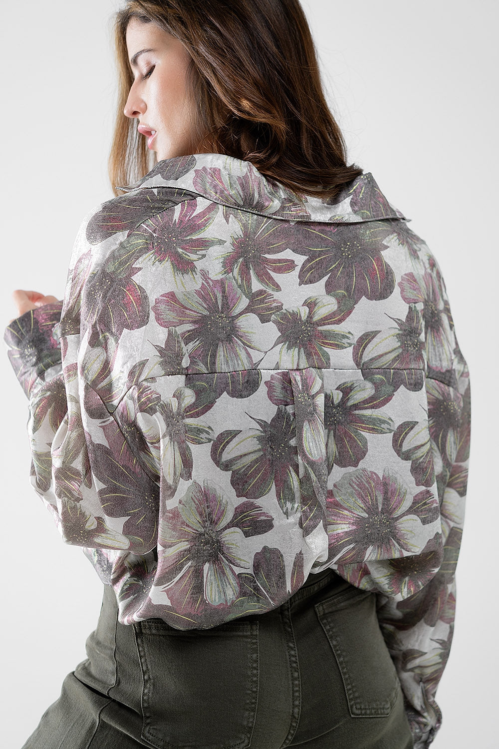 Camisa cinzenta com estampado de flores com efeito metálico