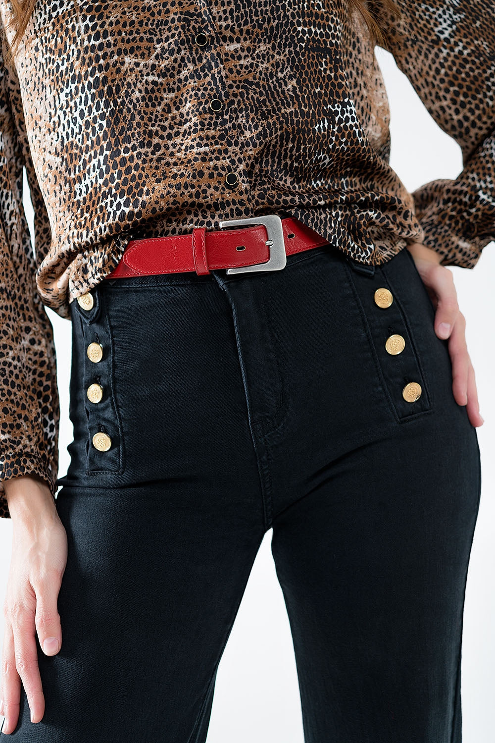 Jeans reto com botões dourados na lateral em preto