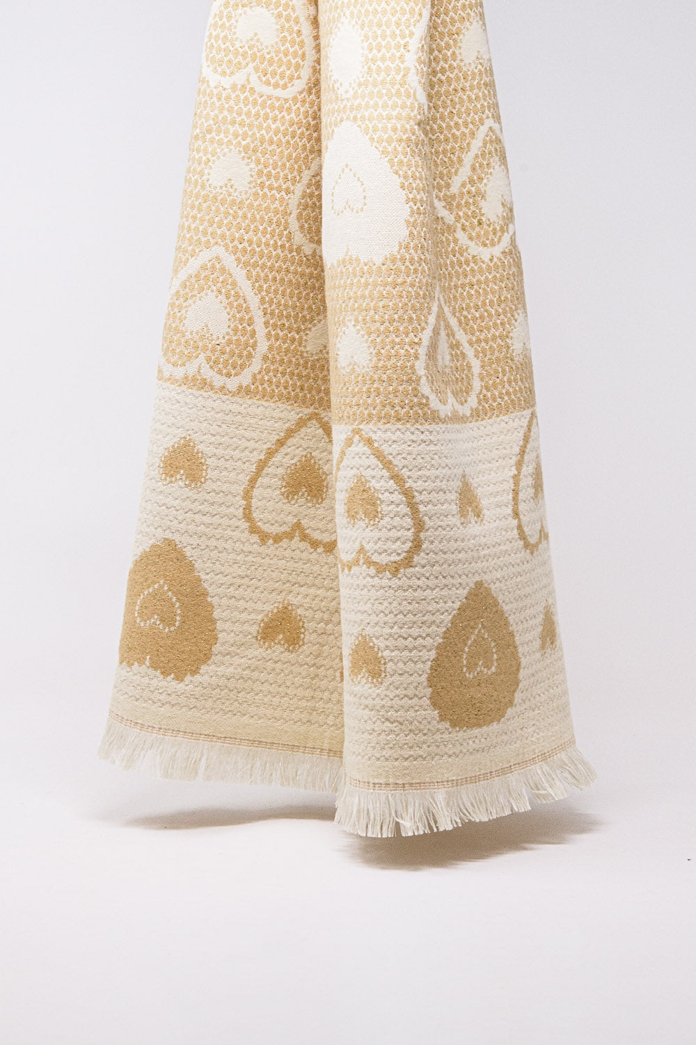 cachecol bege com estampado de corações e pormenor de fio dourado