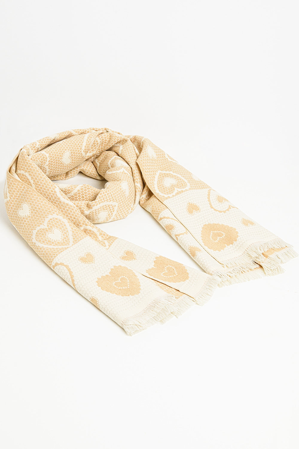 cachecol bege com estampado de corações e pormenor de fio dourado