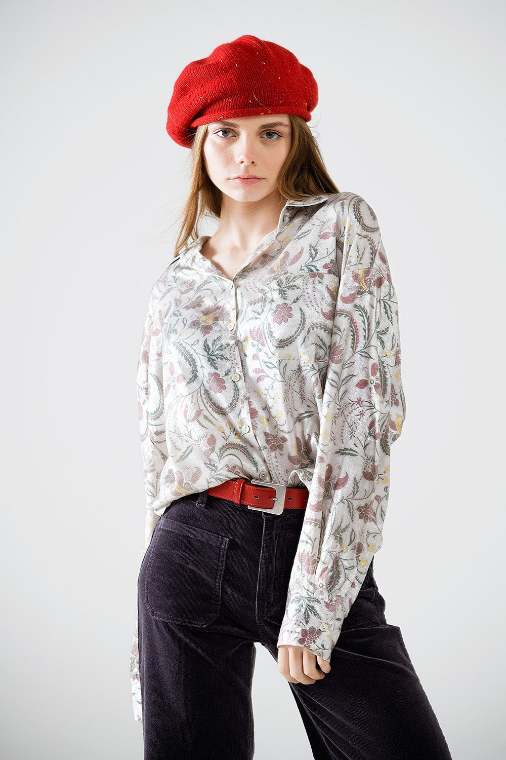 Blusa de cetim com estampado de flores em cinzento