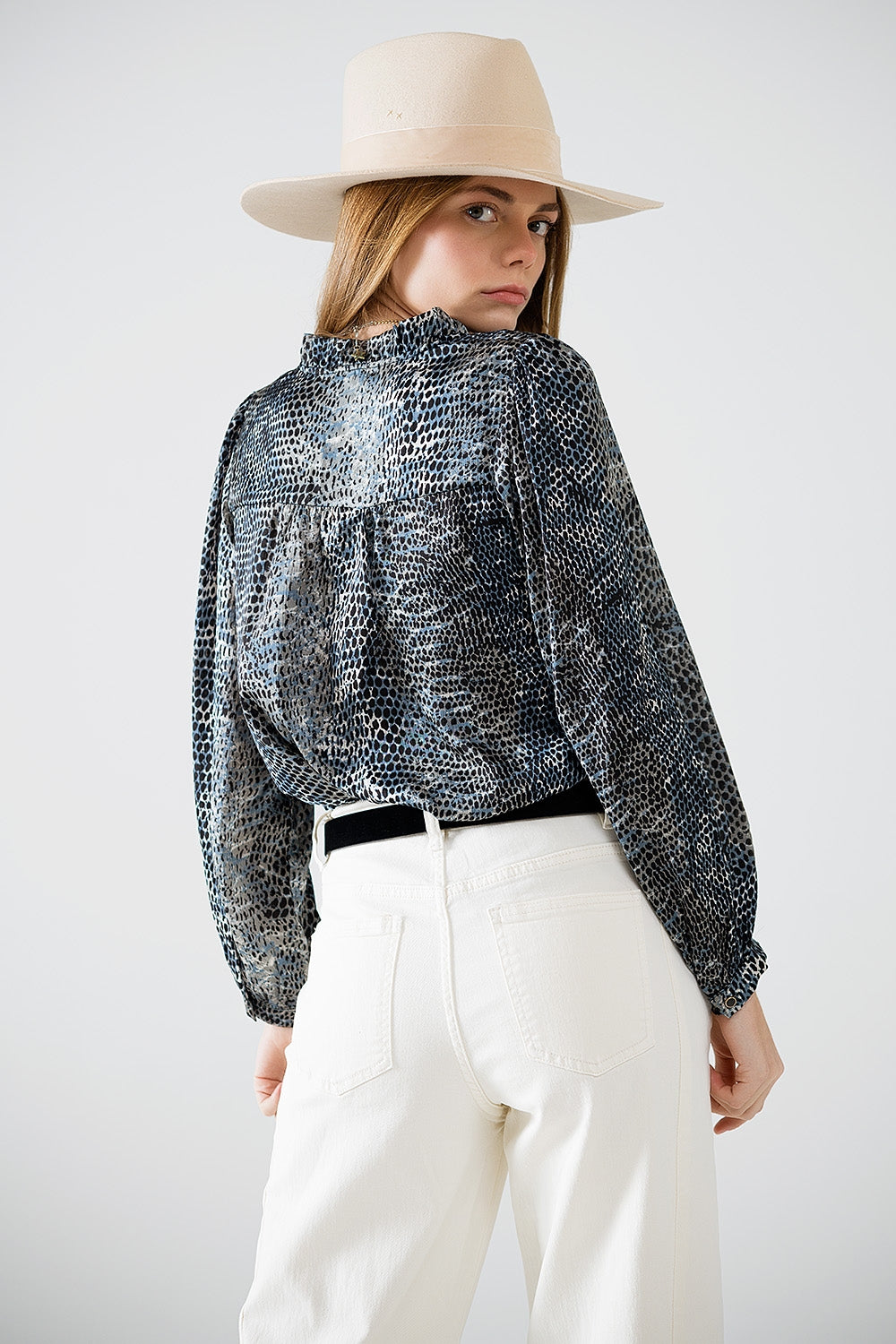 blusa de chiffon com estampado de leopardo cinzento