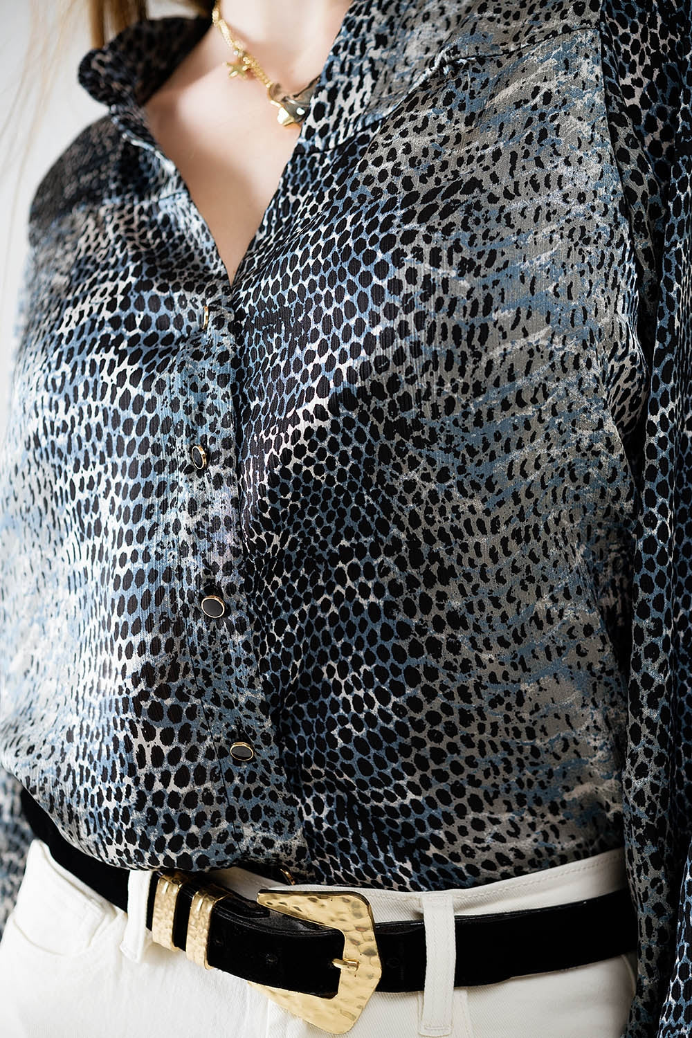 blusa de chiffon com estampado de leopardo cinzento