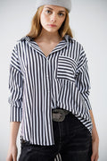 Camisa de popelina com riscas verticais em preto e bolso no peito