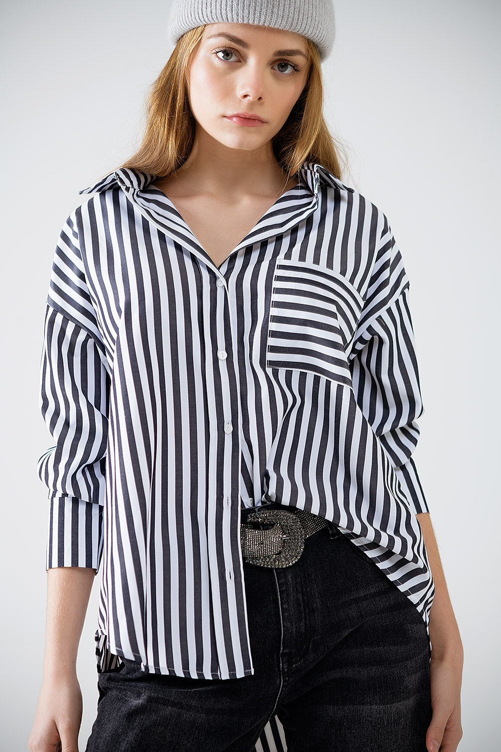 Camisa de popelina com riscas verticais em preto e bolso no peito