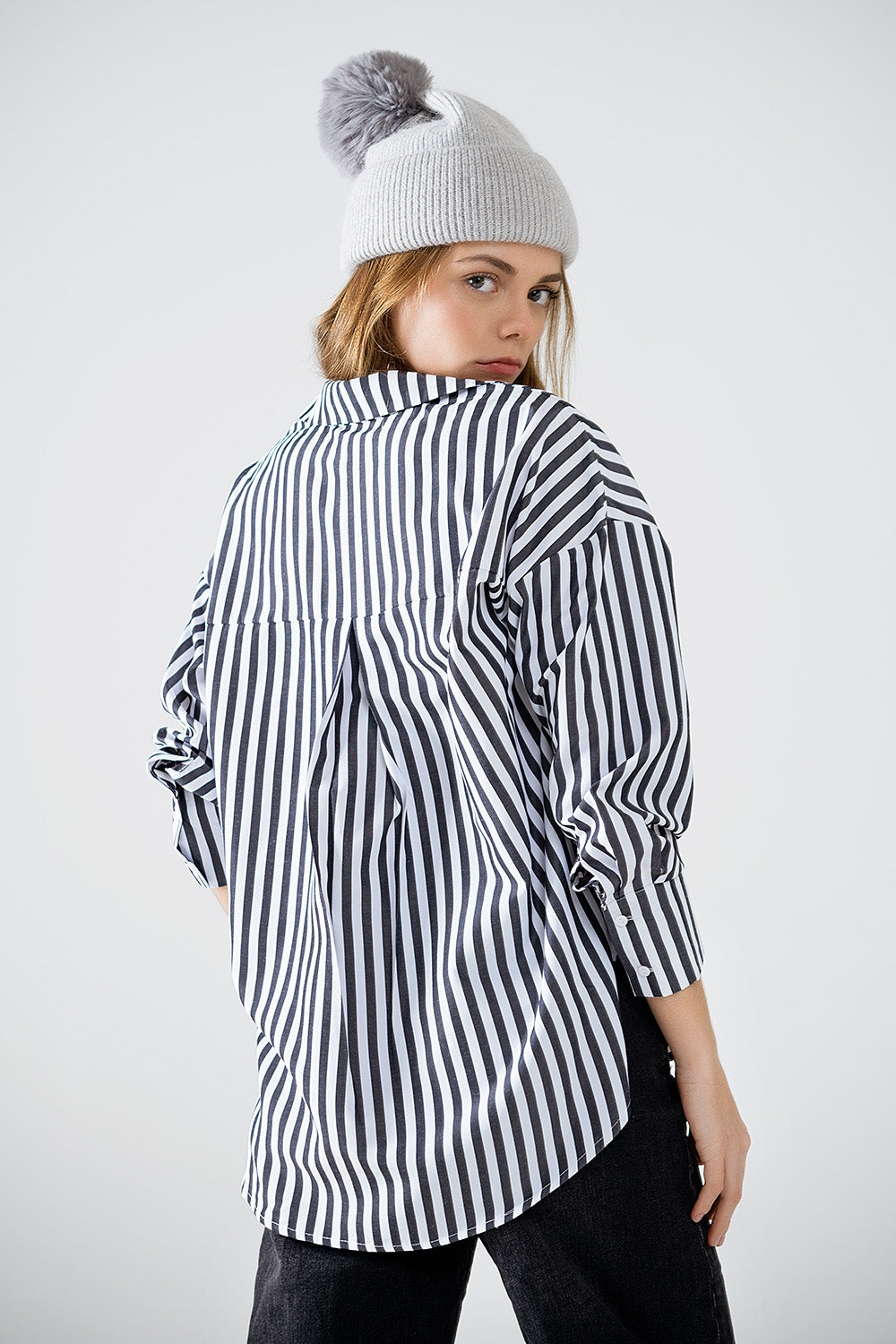 Camisa de popelina com riscas verticais em preto e bolso no peito