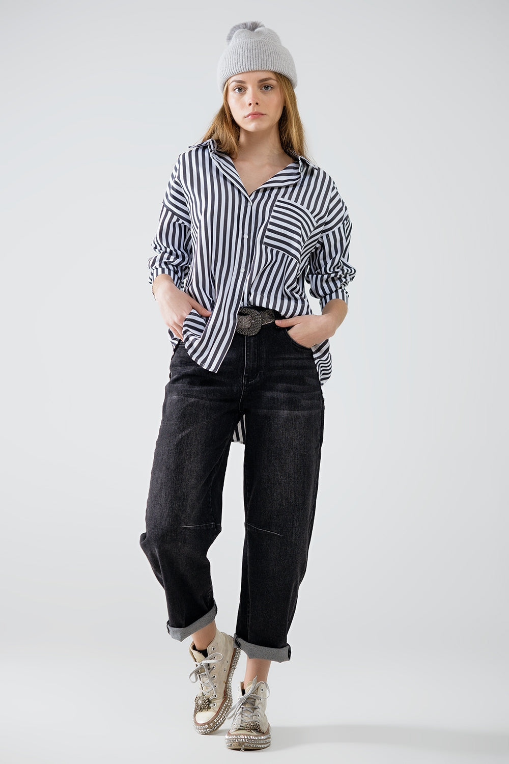 Camisa de popelina com riscas verticais em preto e bolso no peito