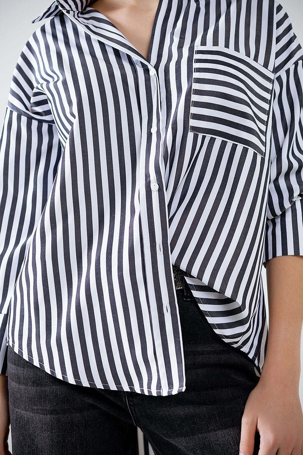 Camisa de popelina com riscas verticais em preto e bolso no peito