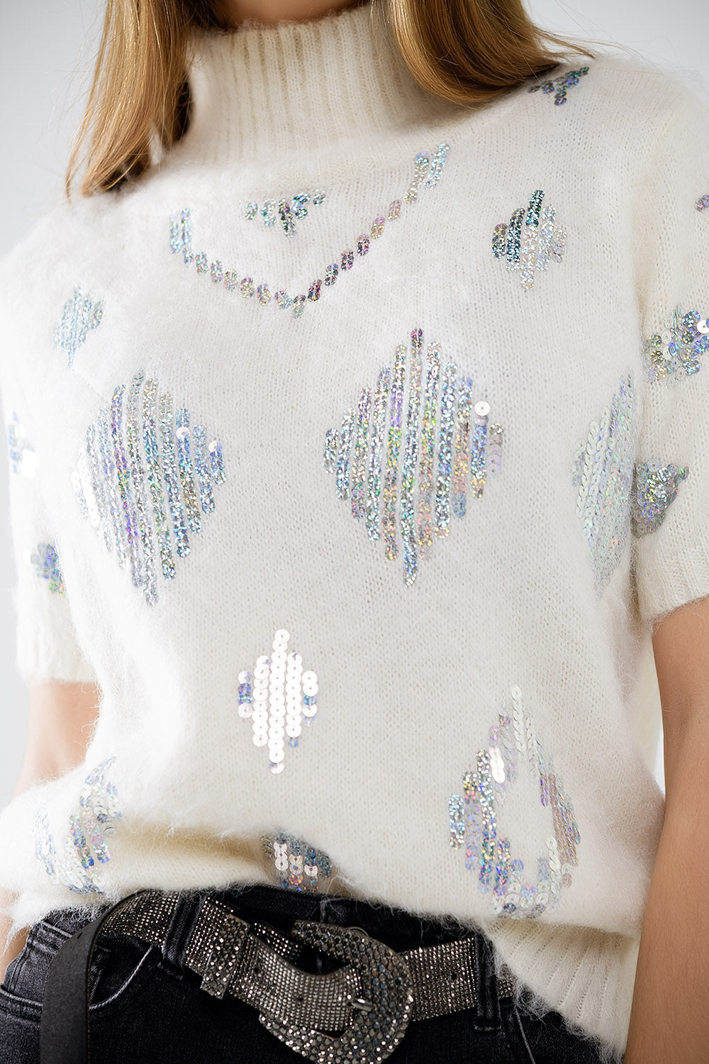Camisola de manga curta creme com lantejoulas