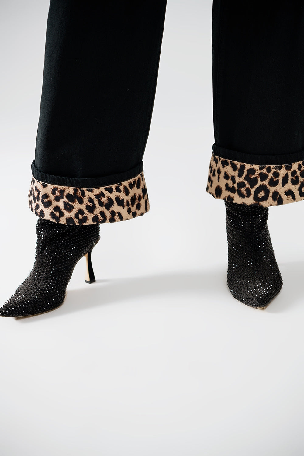 Calças pretas de perna larga com estampado de leopardo na parte inferior