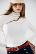 Camisola básica com nervuras e gola alta em creme