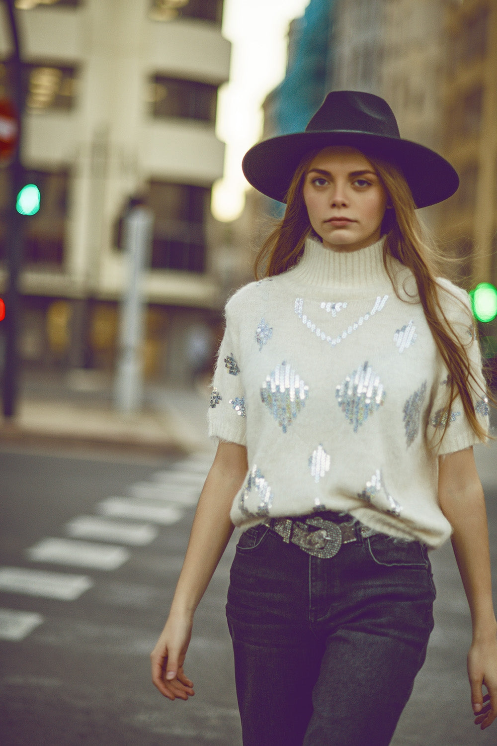 Camisola de manga curta creme com lantejoulas