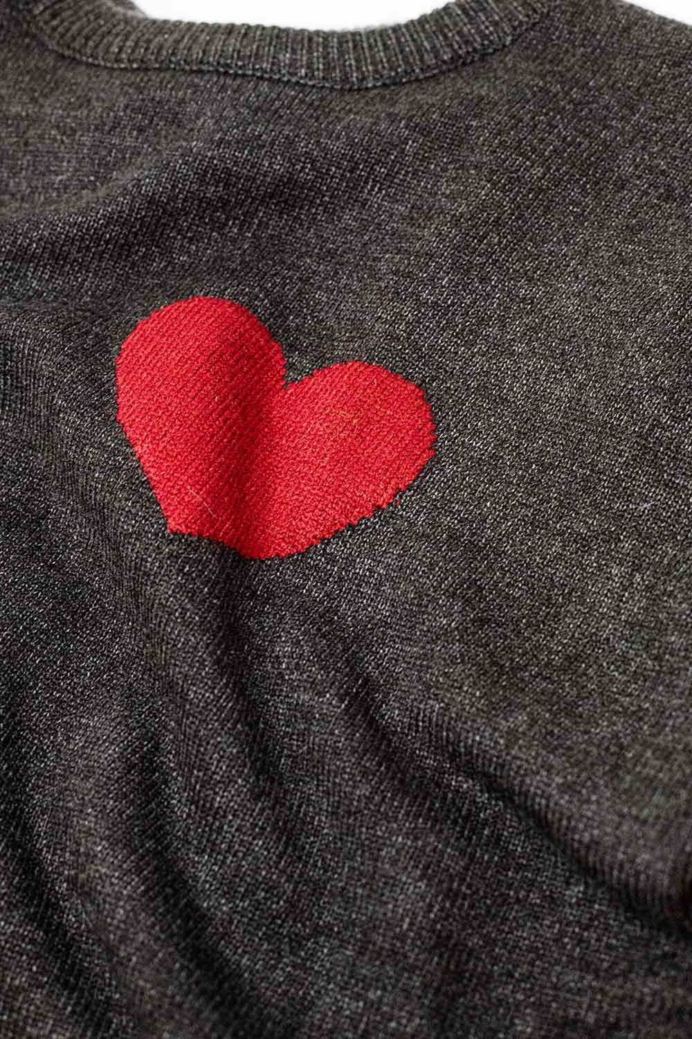 camisola cinzenta carbono com pormenor de coração vermelho