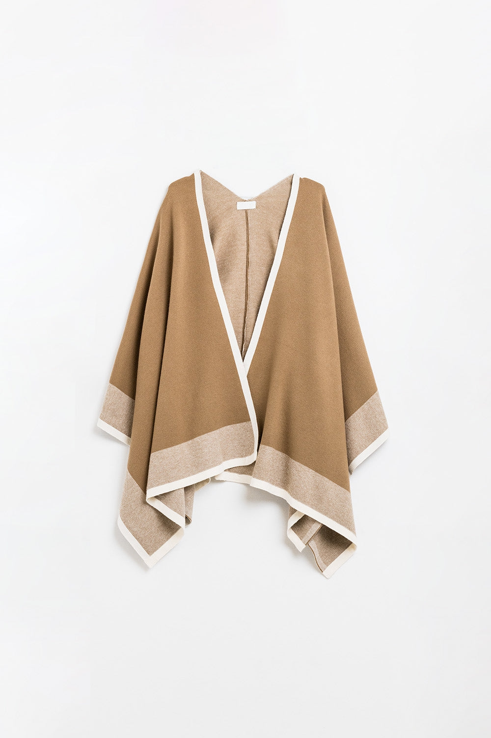 Poncho de malha em camel com acabamento em cru