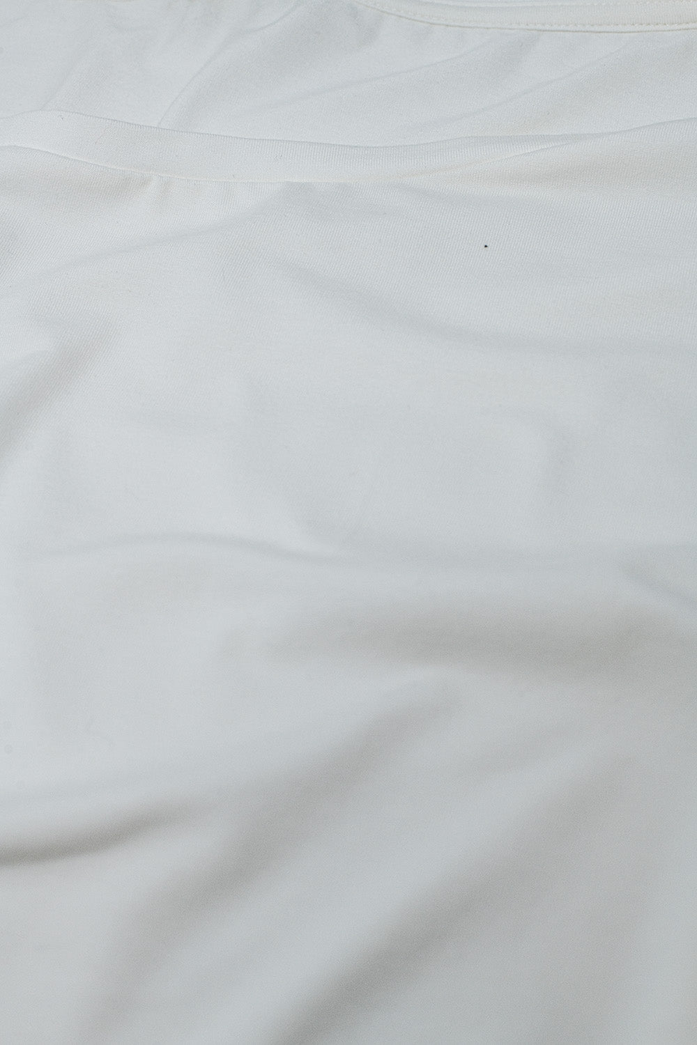 T-shirt branca em tecido elástico fino com gola redonda
