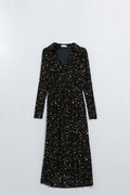 Vestido preto em tecido de malha com estampado de estrelas
