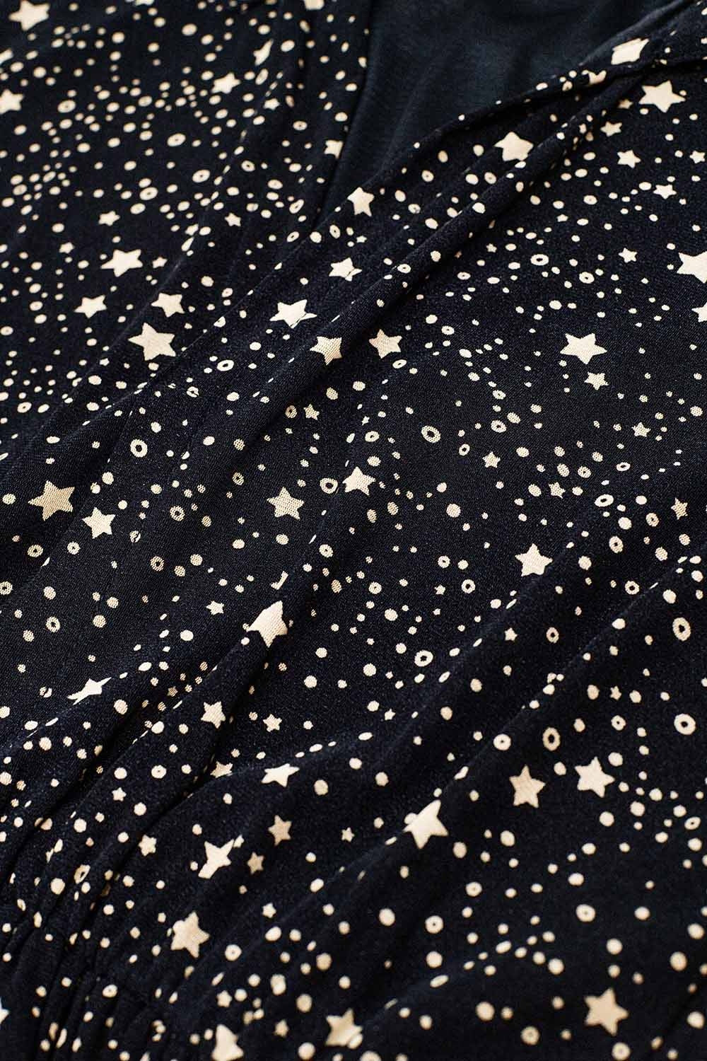 Vestido preto em tecido de malha com estampado de estrelas