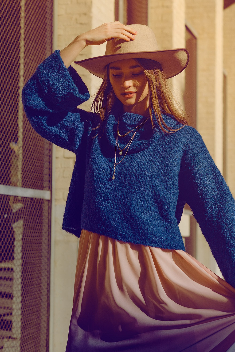 camisola de malha macia de gola alta em azul