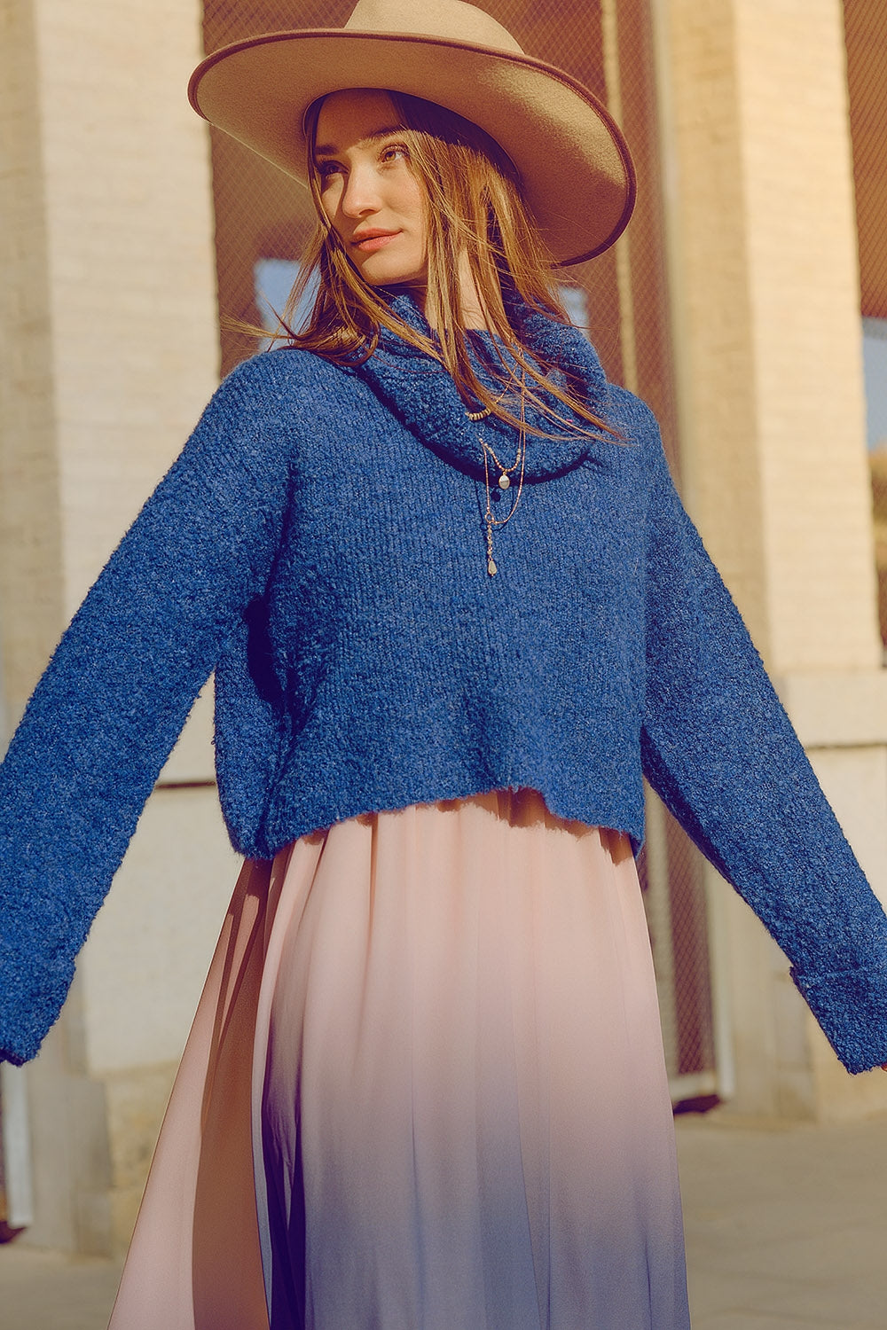 camisola de malha macia de gola alta em azul