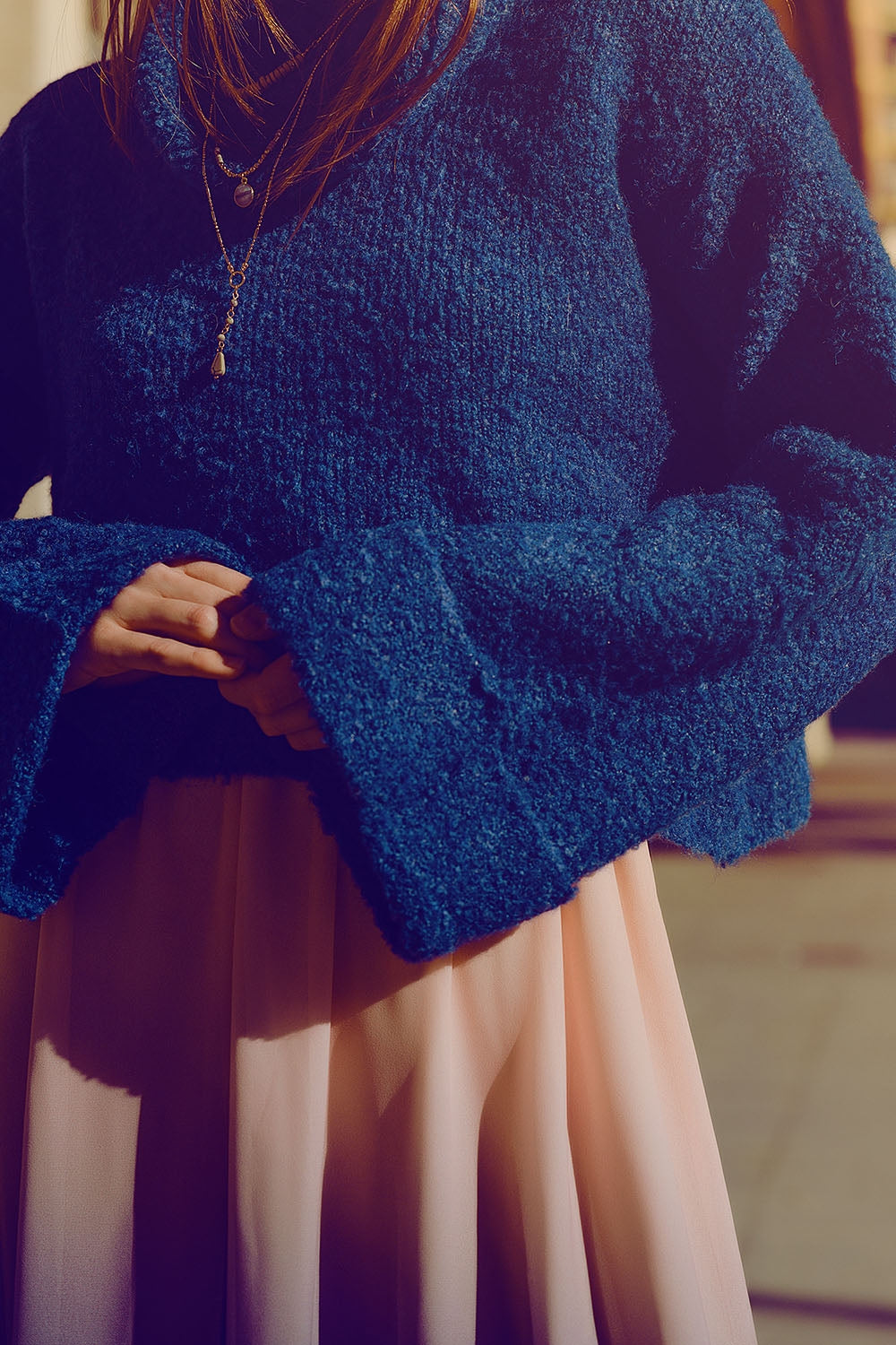 camisola de malha macia de gola alta em azul