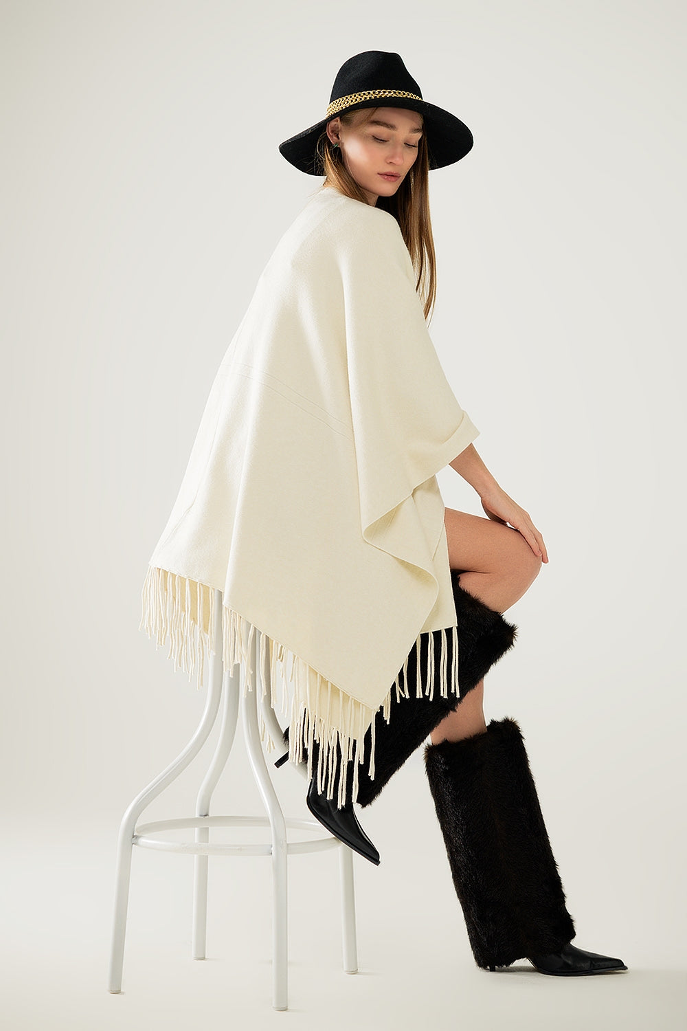 Poncho de malha macia em bege com franjas