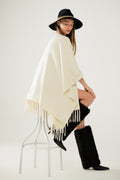 Poncho de malha macia em bege com franjas