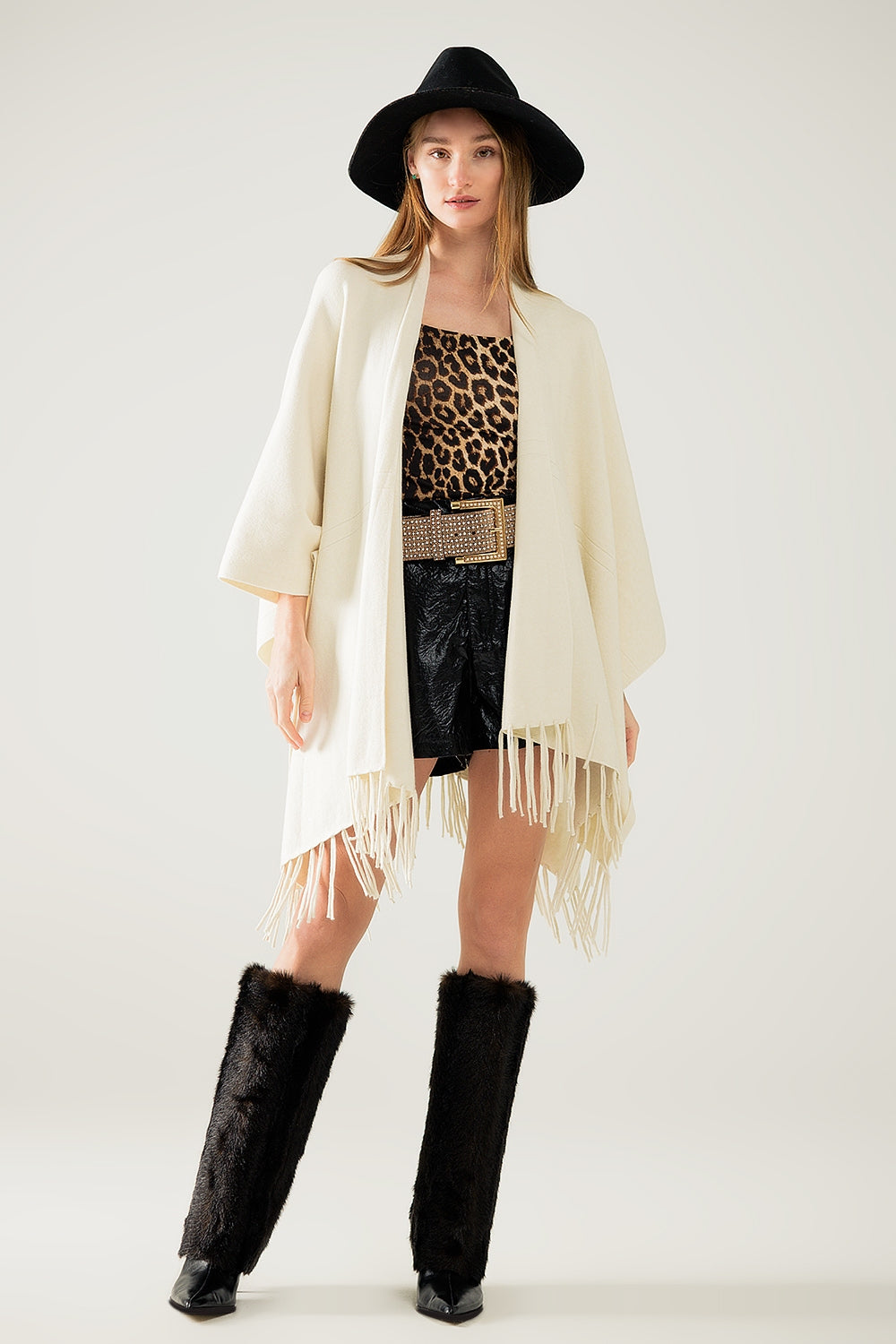 Poncho de malha macia em bege com franjas