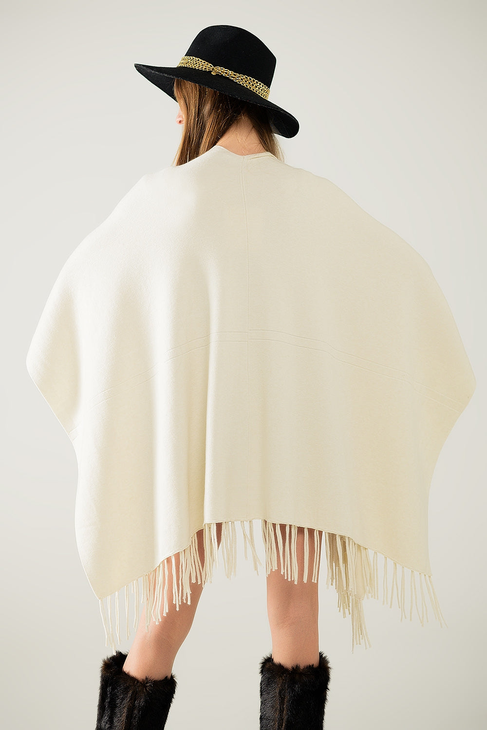 Poncho de malha macia em bege com franjas