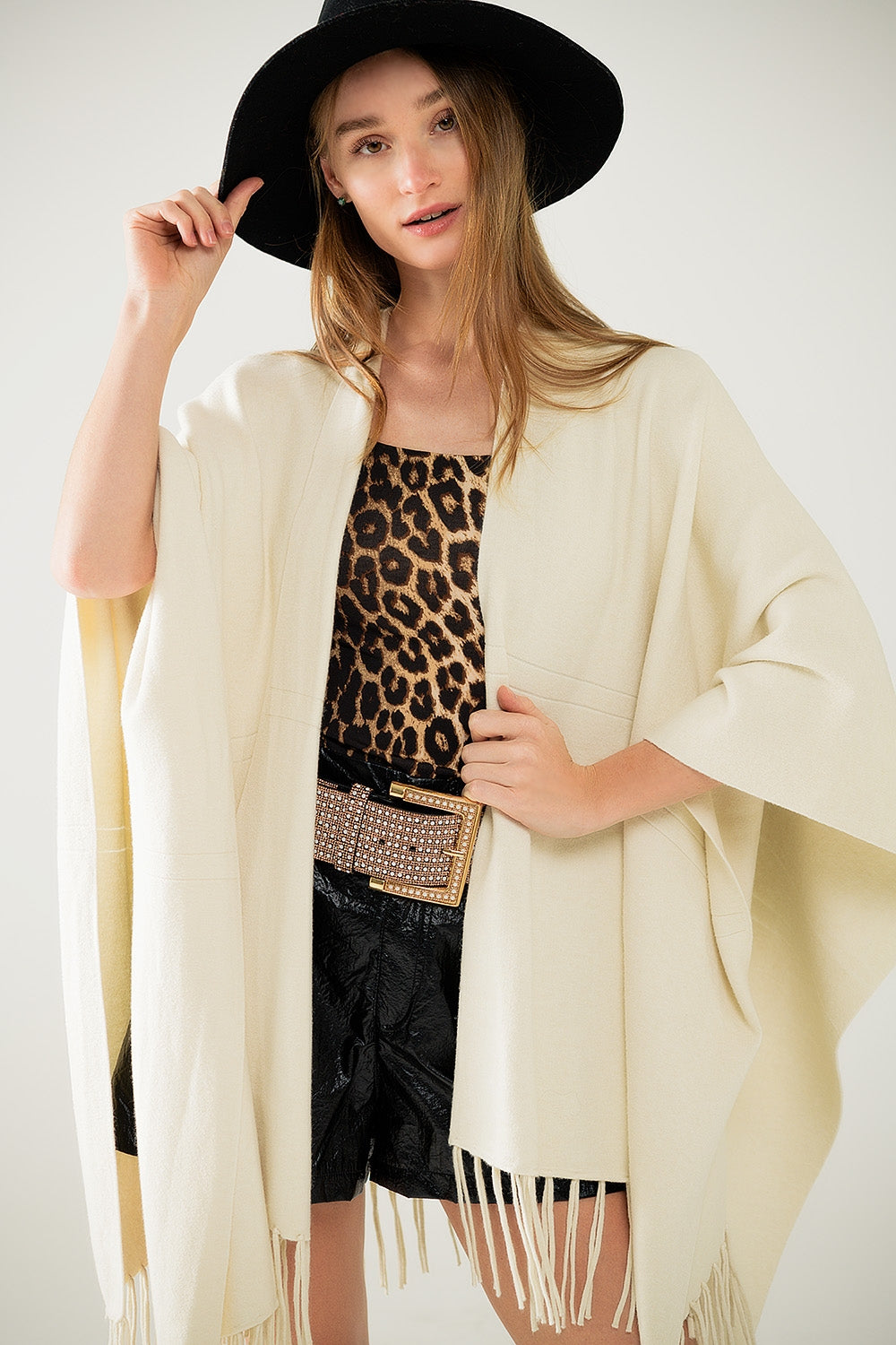 Poncho de malha macia em bege com franjas