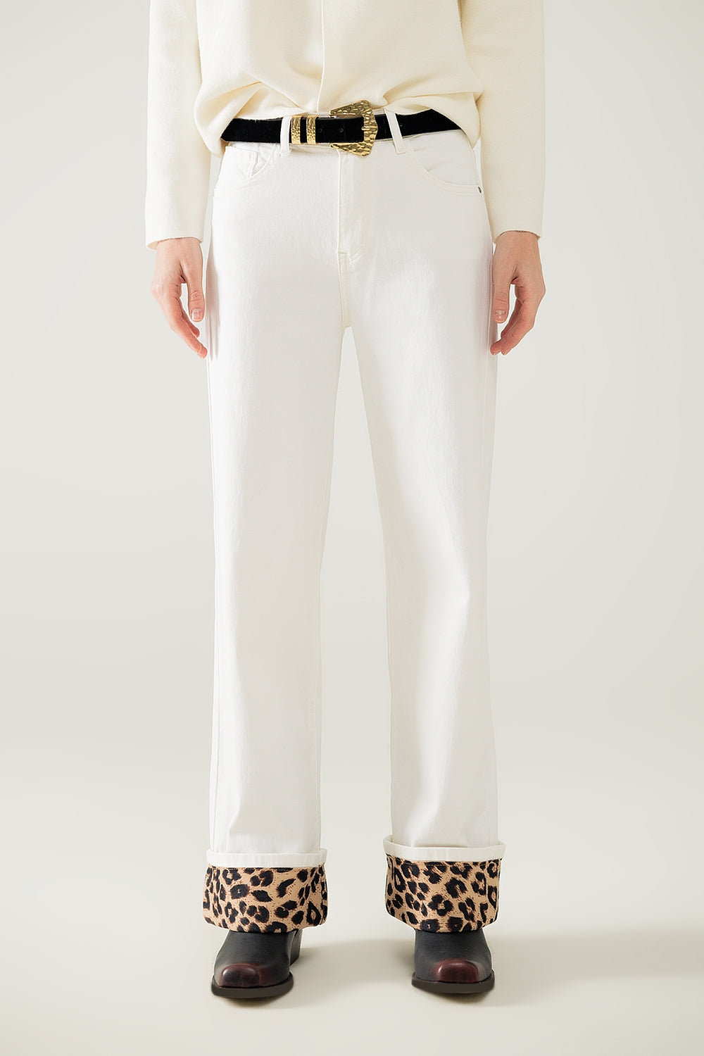Calças largas em creme com estampado de leopardo na parte inferior