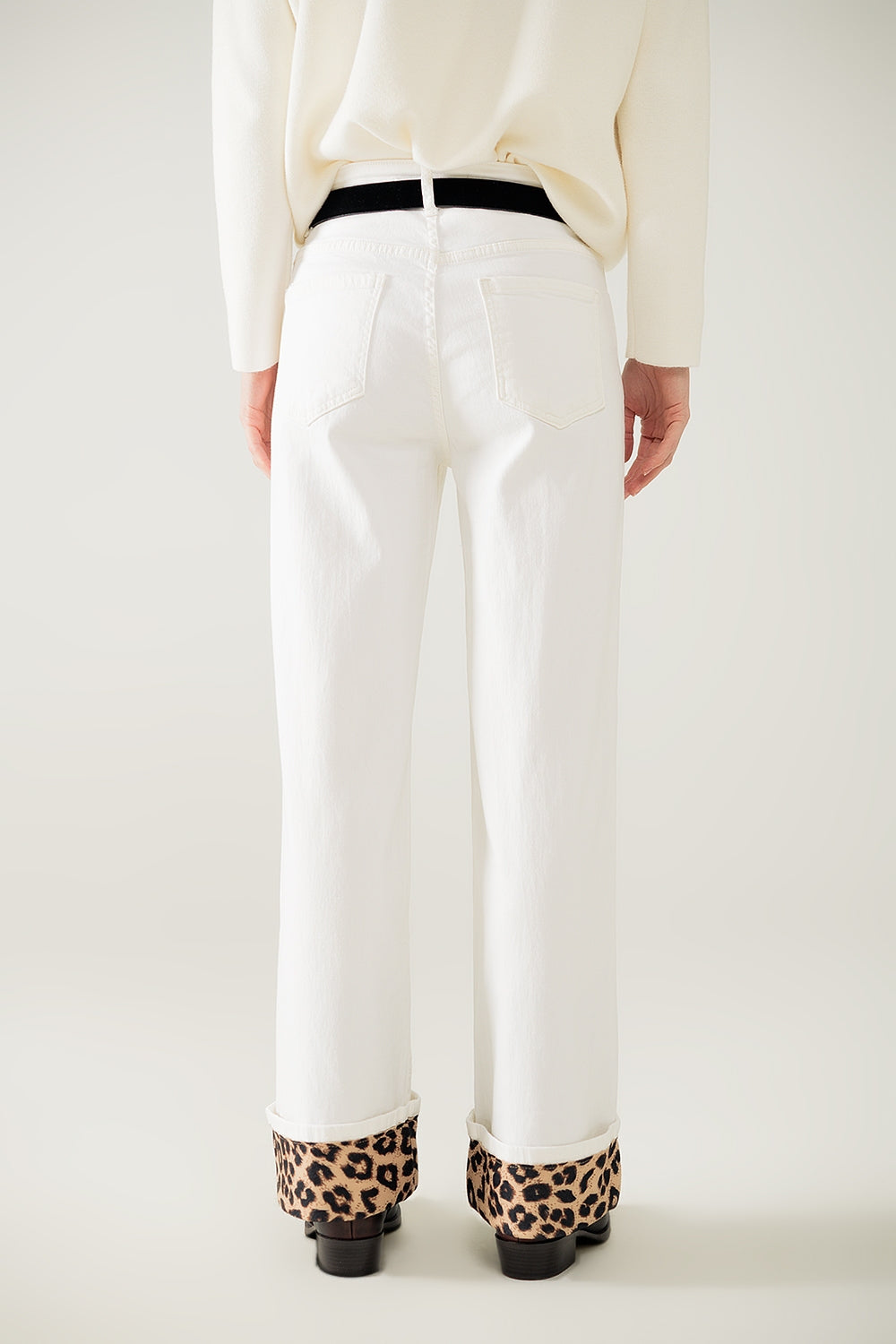 Calças largas em creme com estampado de leopardo na parte inferior